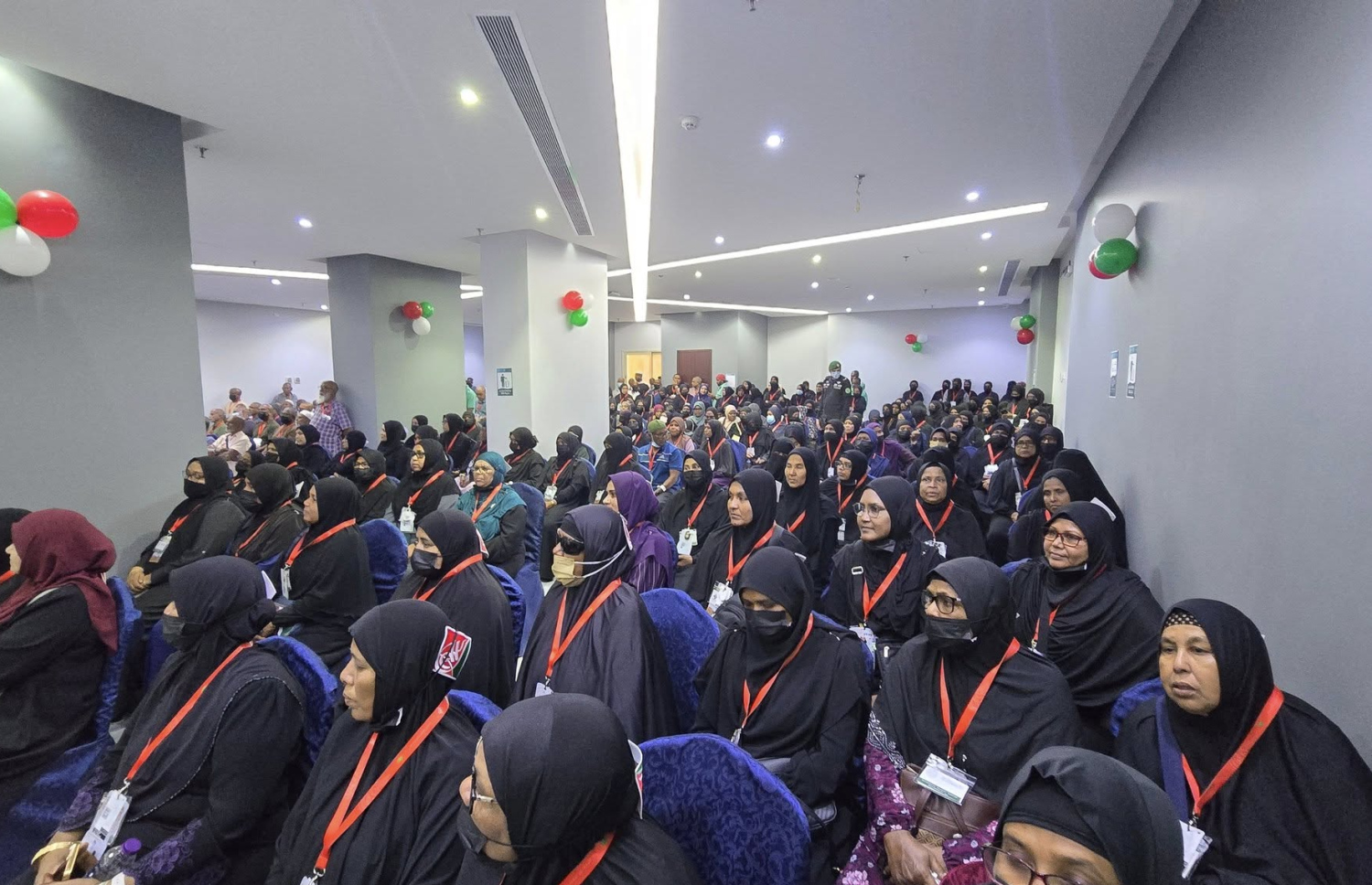 ރާއްޖެ އިން މި އަހަރު ހައްޖުގެ އަޅުކަމަށް ދިޔަ މީހުންނާ ރައީސް މުއިއްޒު މިއަދު ބައްދަލުކުރައްވަން ބޭއްވި ހަފުލާ އަށް ހާޒިރުވި މީހުން.---ފޮޓޯ: މޯލްޑިވްސް ހައްޖު މިޝަން