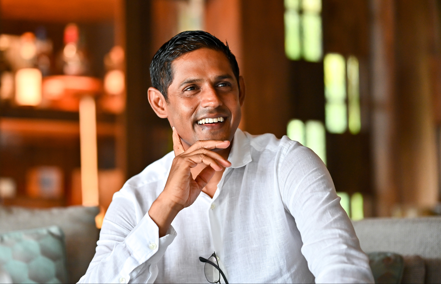 ޝިޕާޒު "މިހާރު" އަށް އިންޓަވިއު ދެއްވަނީ. -- ފޮޓޯ: ފަޔާޒް މޫސާ / މިހާރު