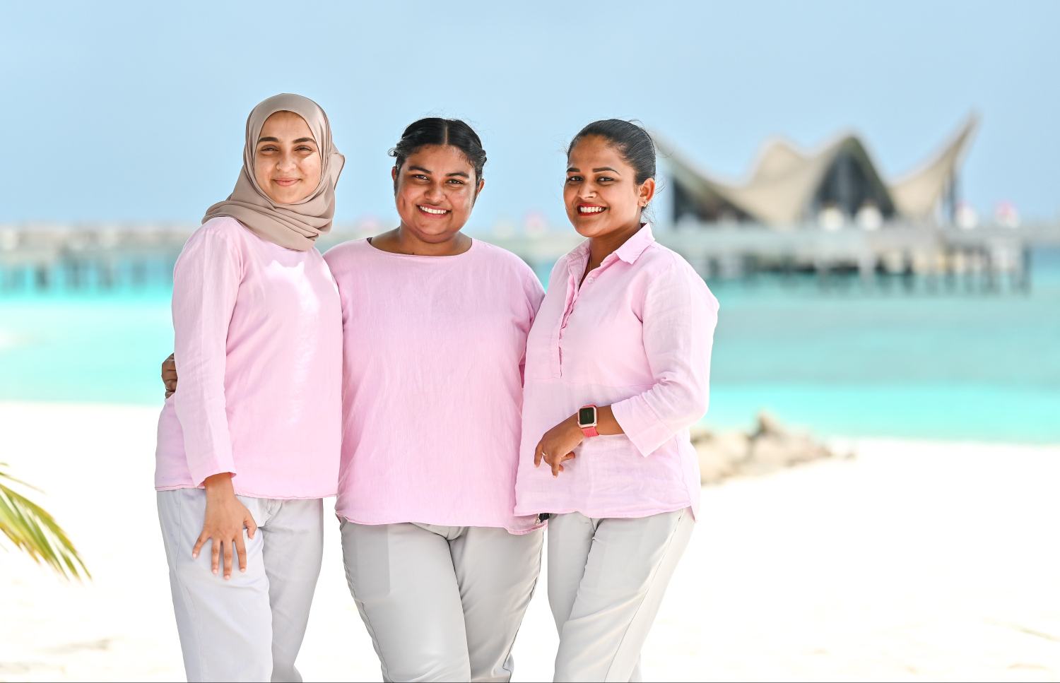 ނާދިރާ (ކ)، އިސްރާ (މ)، މުޒްނާ (ވ). ޖޯލި މޯލްޑިވްސްގައި މަސައްކަތް ކުރާ މީހުންގެ 30 ޕަސެންޓަކީ އަންހެނުން.--- ފޮޓޯ: ފަޔާޒް މޫސާ| މިހާރު