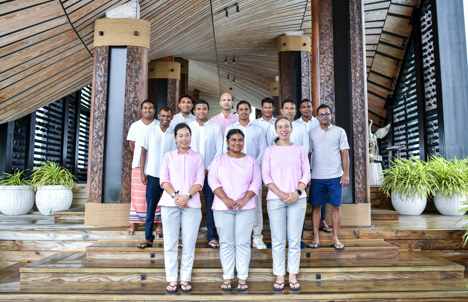 އިސްރާ އާއި ޖޯލި މޯލްޑިވްސްގެ ބައެއް ޑިޕާޓްމެންޓްތަކުގައި މަސައްކަތްކުރާ މުވައްޒަފުން ޖެނެރަލް މެނޭޖަރާ އެކު ފޮޓޯއަކަށް ހުއްޓިގެން.--- ފޮޓޯ: ފަޔާޒު މޫސާ| މިހާރު