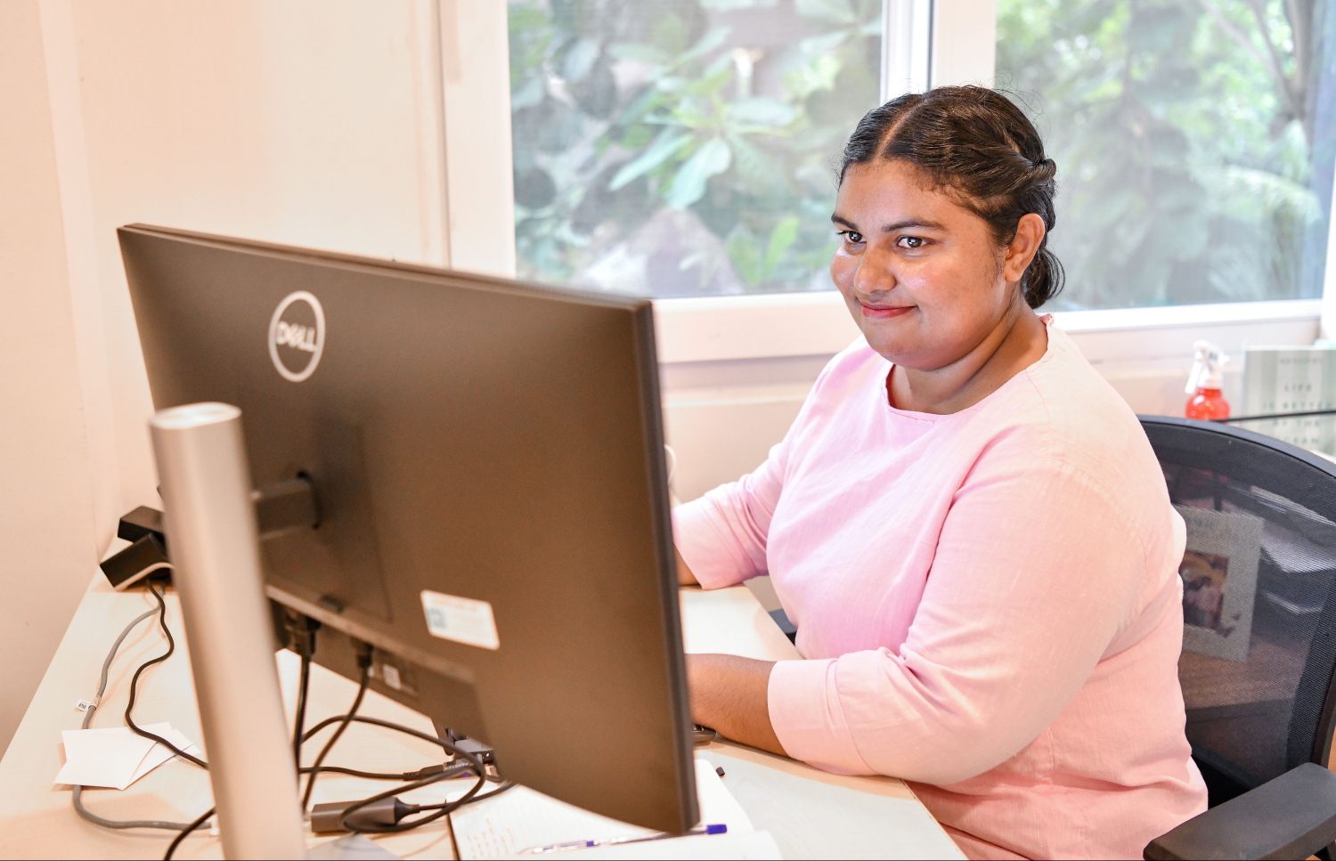 އިސްރާ އޭނާގެ އޮފީހުގައި މަސައްކަތް ކުރަނީ.--- ފޮޓޯ: ފަޔާޒް މޫސާ| މިހާރު