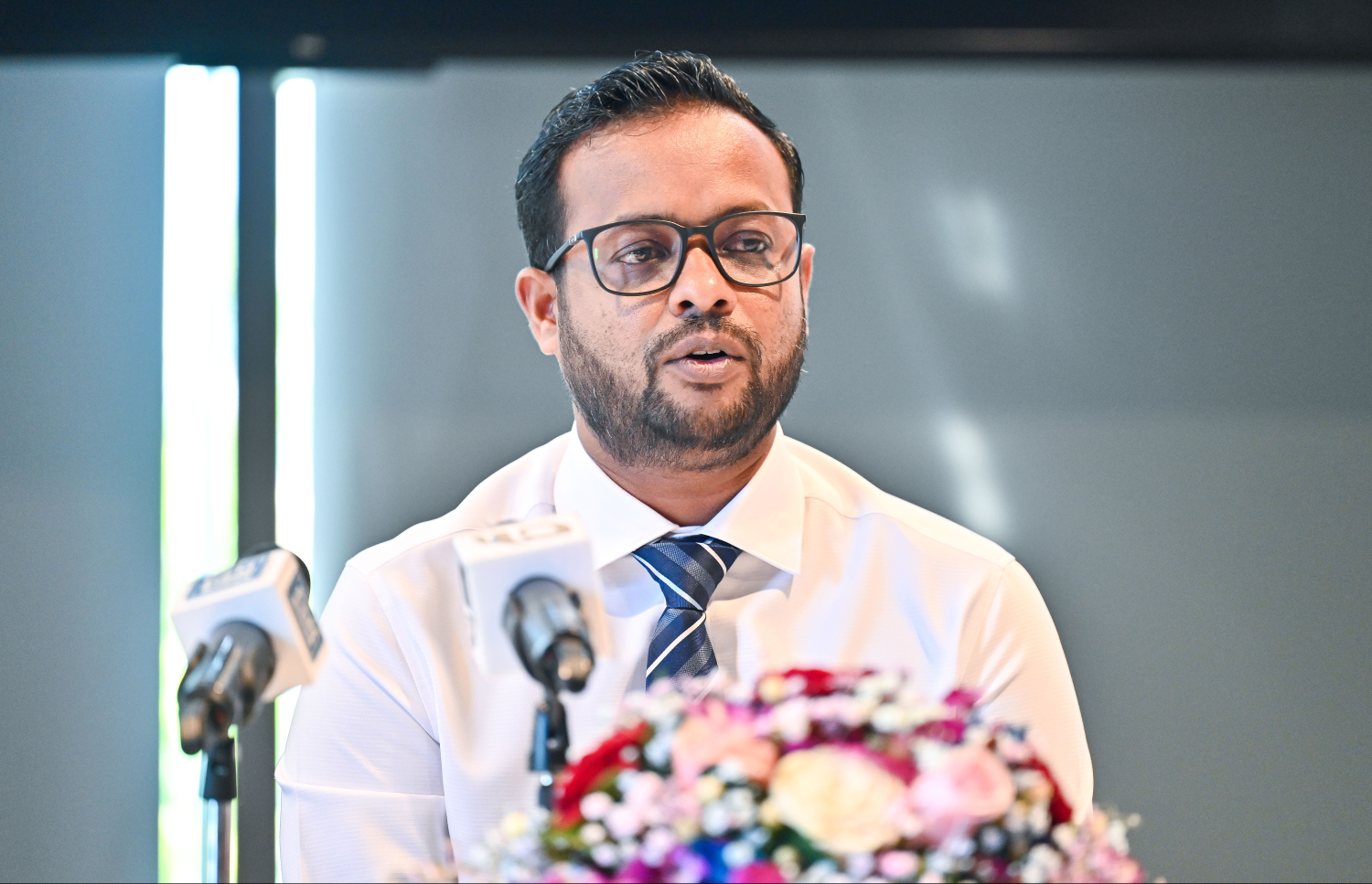 ވިލިމާލޭގައި ޓާޝަރީ ހޮސްޕިޓަލް އެޅުމުގެ އެއްބަސްވުމުގައި ސޮއިކުރަން މިއަދު ބޭއްވި ރަސްމިއްޔާތުގައި ކޮންސްޓްރަކްޝަން މިނިސްޓަރު ޑރ. މުއްތަލިބު ވާހަކަދައްކަވަނީ.-- ފޮޓޯ: ފަޔާޒު މޫސާ/ މިހާރު