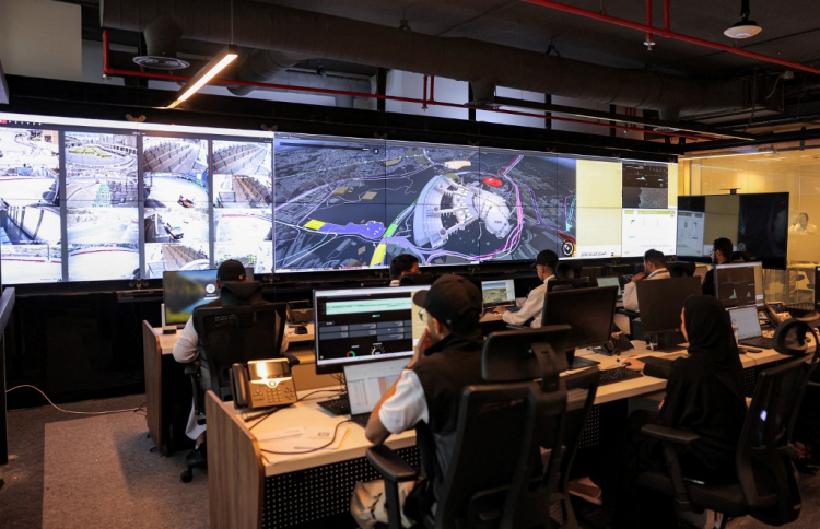 ހައްޖާޖީންގެ ރައްކަލަށް އޭއައި، ޑްރޯން، ހާހުން ކެމެރާ