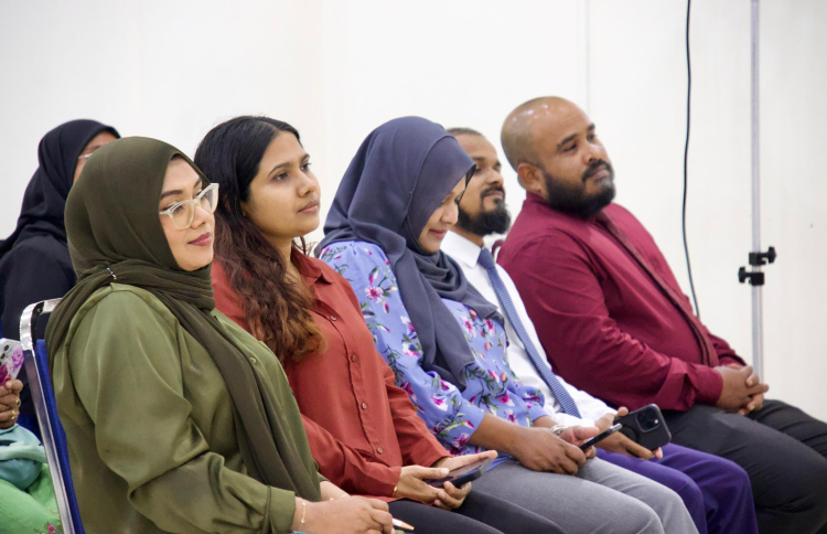 ބްރޯޑްކޮމްގެ އައިޓީ އޮފިސަރު މަގާމުން ވަކިކޮށްފި