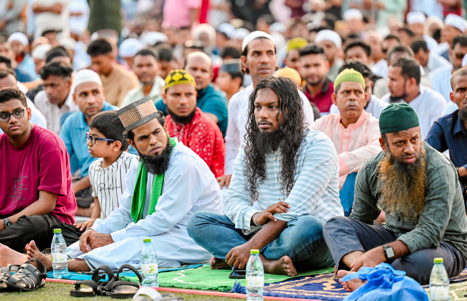 މާލޭގައި ބޮޑު ޖަމާއަތުގައި އިއްޔެ ކުރި އަޟްހާ އީދު ނަމާދުގައި ބައިވެރިވި ބަޔަކު ހުތުބާ އަޑުއަހަނީ.---ފޮޓޯ: ނިޝާން އަލީ| މިހާރު