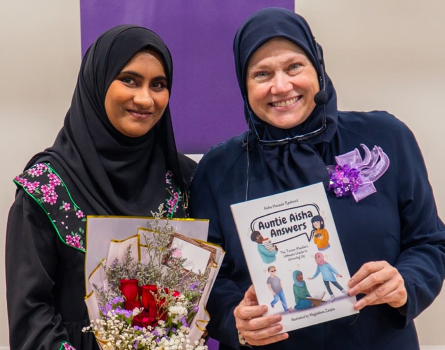 މެލޭޝިޔާގައި އާންޓީ އާއިޝާގެ ފޮތް ލޯންޗުކުރުމުގެ ރަސްމިއްޔާތުގައި އާއިޝާ (ވ) އާއި ރަބާތާ އަދި ޑޭބްރޭކް ޕްރެސްގެ ފައުންޑަރު، އެމެރިކާއަށް ނިސްބަވްތާ ދީނީ އިލްމުވެޔާ ޑރ. ޓަމަރާ ގްރޭ.