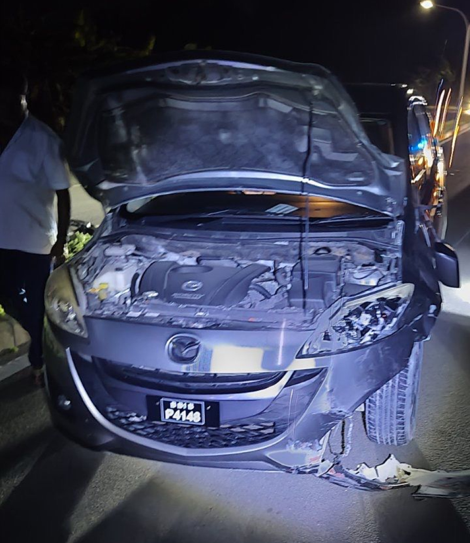 ލ. ލިންކު ރޯޑުގައި ރޭ ހިނގި އެކްސިޑެންޓުގައި ހިމެނޭ ކާރު: މި ކާރަށް އެކި ވަރުގެ ގެއްލުންތައް ލިބުނަސް  އެ އުޅަނދު ދުއްވަން އިން މީހާ އަށް އެއްވެސް އަނިޔާއެއް ނުވޭ.---ފޮޓޯ: ޕޮލިސް