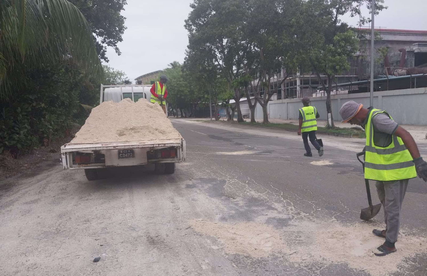 ލިންކު ރޯޑުގައި ބޮޑެތި ވަޅުގަނޑުތައް ހެދިފައިވާ ތަންތަނަށް އައްޑޫ ސިޓީ ކައުންސިލްގެ މުވައްޒަފުން ވެލި އަޅަނީ: މިއީ ހައްލެއް ކަަމަކަށް މިހާރު ނުބެލޭ.---ފޮޓޯ: އައްޑޫ ސިޓީ ކައުންސިލް