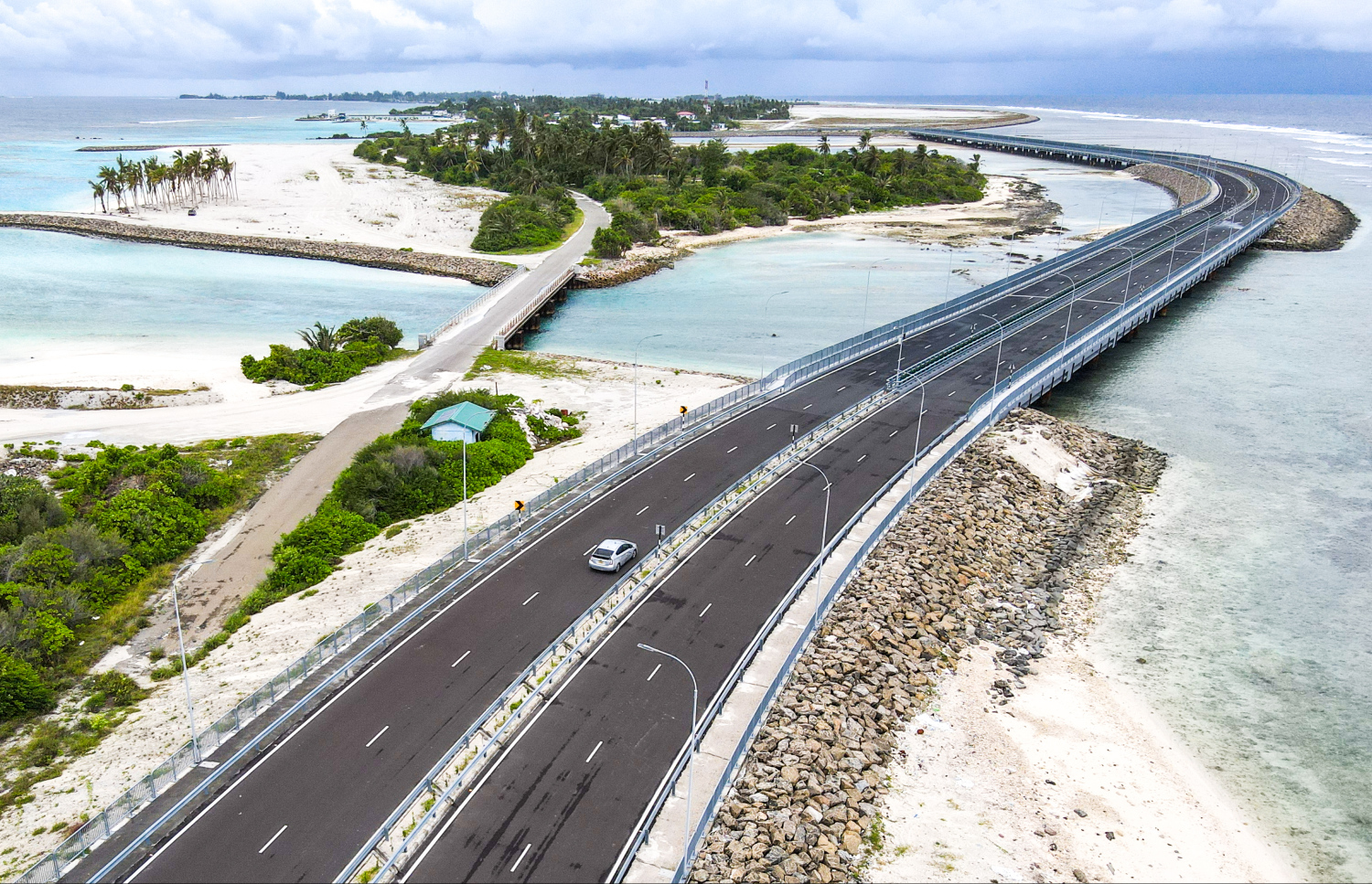 މަރަދު އާއި ހިތަދޫ ގައުކެނޑިއާ ދެމެދު އަޅާފައިވާ ހަންކެޑެ ބްރިޖު: މި ބްރިޖުގެ ސަބަބުން ބޮޑެތި ފަސޭހަތަކެއް ލިބޭ.---ފޮޓޯ: ފަޔާޒު މޫސާ| މިހާރު