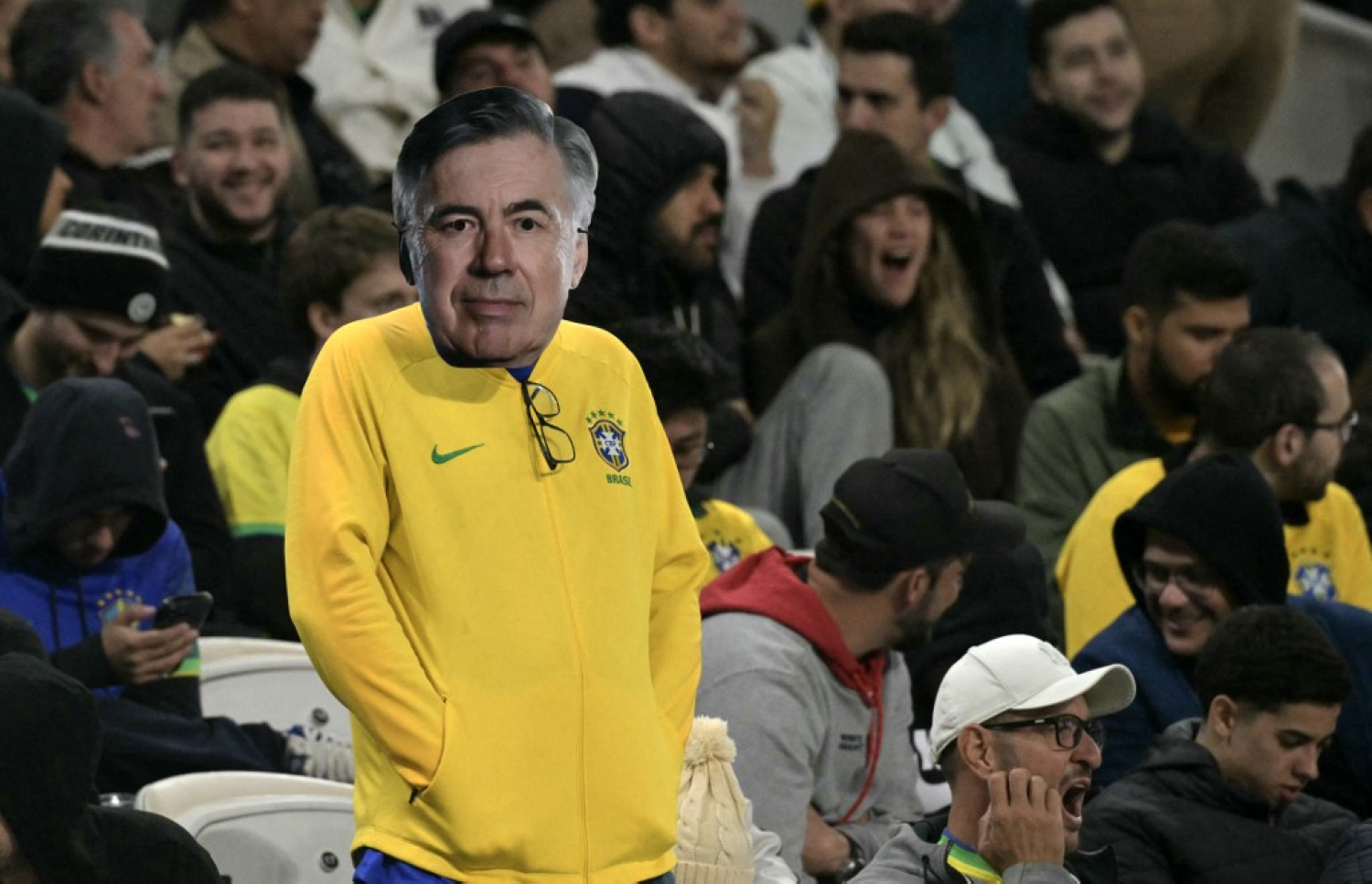 ބްރެޒިލްގެ ސަޕޯޓަރެއް އަންޗެލޮޓީގެ މާސްކެއް އަޅައިގެން. -- ފޮޓޯ: އޭއެފްޕީ