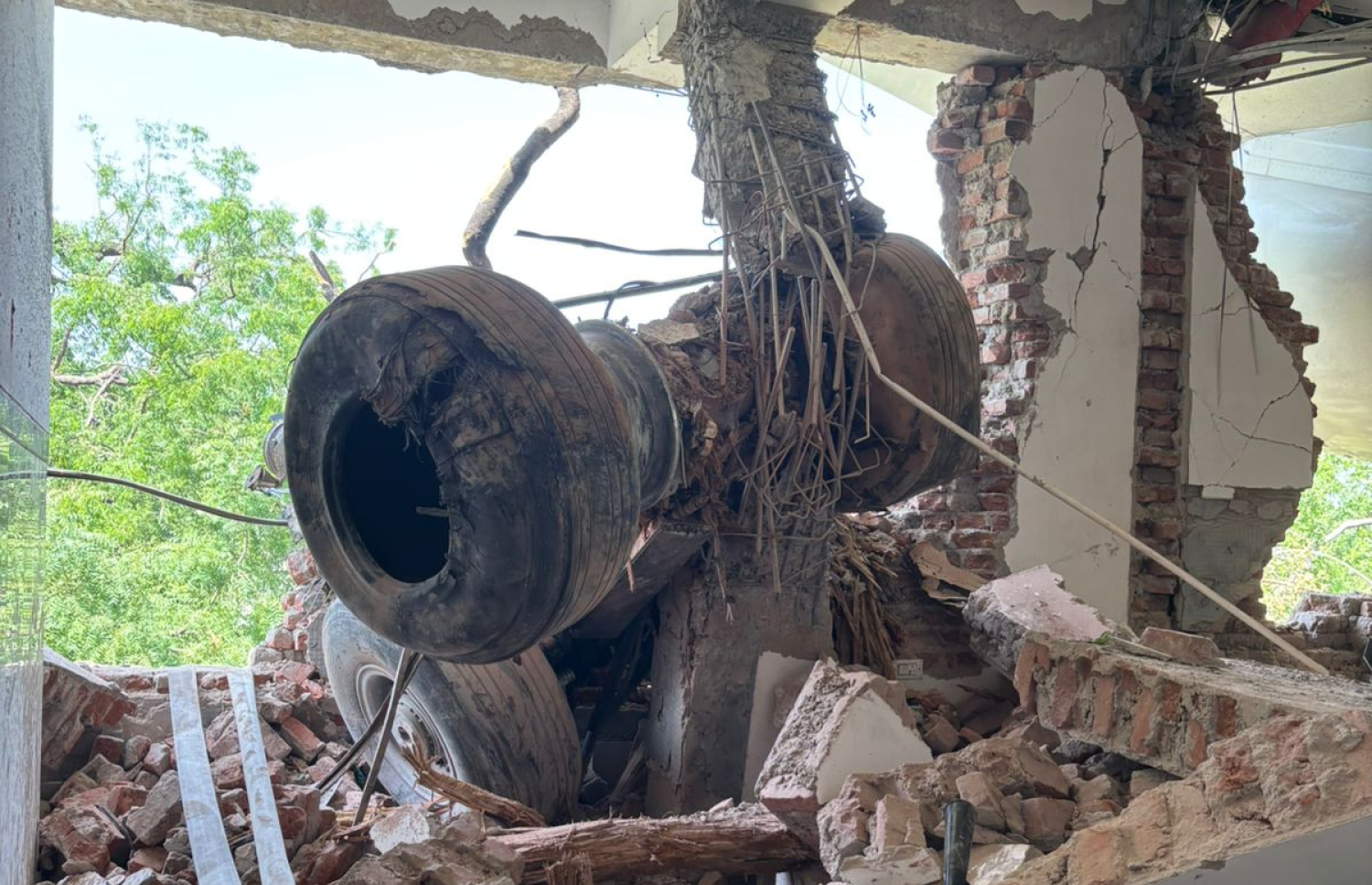 ވެއްޓުނު ބޯޓުގެ ބައިތައް އިމާރާތެއްގެ ތެރޭގައި: ބޯޓު ވެއްޓުނު ތަނުގައި ތިބި ބަޔަކު ވެސް ހާދިސާގައި ވަނީ މަރުވެފައި. -- ފޮޓޯ: އޭއެފްޕީ