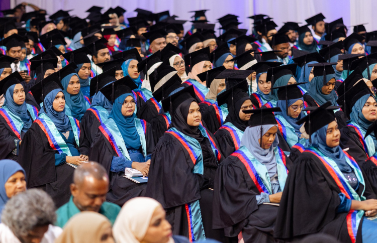 އެމްއައި ކޮލެޖުން އާ 15 ޑިގްރީ ޕްރޮގްރާމެއް