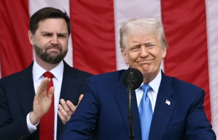 ޝަރުތަކާ ނުލައި އިރާނުން އަމާން ދޭންޖެހޭ: ޓްރަމްޕް