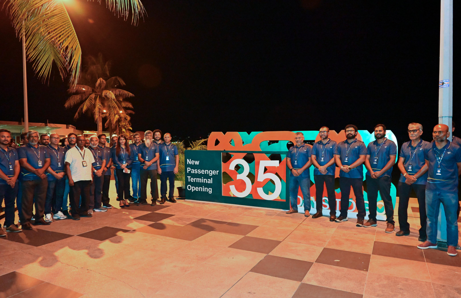 އެމްއޭސީއެލްގެ އާ ޓާމިނަލް އަންނަ ޖުލައި 26 ގައި ހުޅުވުމަށްޓަކައި 35 ދުވަހުގެ ކައުންޓްޑައުން ހަރަކާތް ރޭ ދަންވަރު 12 ޖެހިއިރު ފެށުމަށް ބޭއްވި ރަސްމިއްޔާތުގައި އެ ކުންފުނީގެ އެމްޑީ ޝަރީފާއި އެހެން ބައެއް މުވައްޒަފުން.---ފޮޓޯ: ނިޝާން އަލީ| މިހާރު