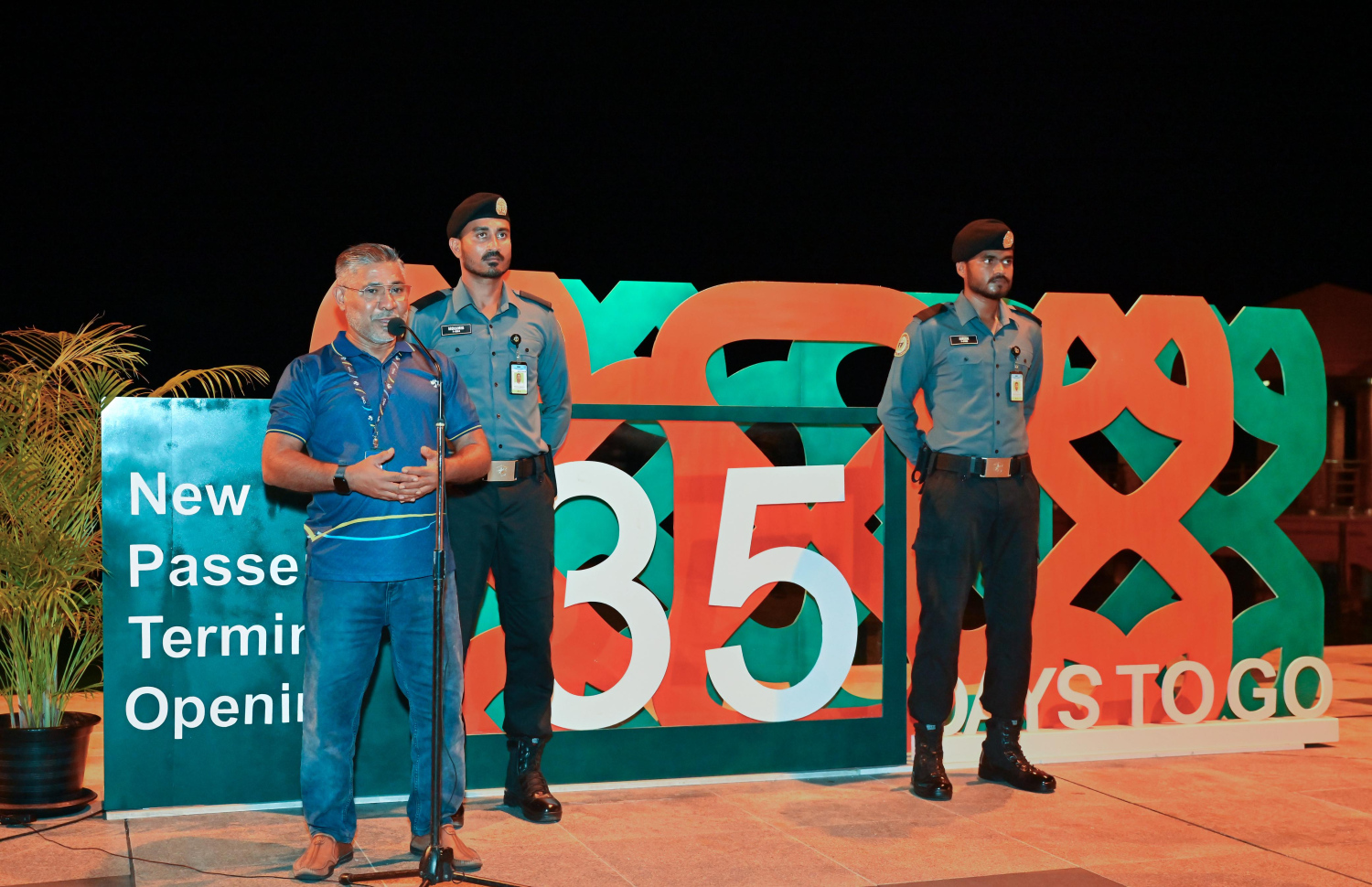 އެމްއޭސީއެލްގެ އާ ޓާމިނަލް އަންނަ ޖުލައި 26 ގައި ހުޅުވުމަށްޓަކައި 35 ދުވަހުގެ ކައުންޓްޑައުން ހަރަކާތް އެ ކުންފުނީގެ އެމްޑީ ޝަރީރު ރޭ ދަންވަރު 12 ޖެހިއިރު ފައްޓަވައި ދެއްވަނީ.---ފޮޓޯ: ނިޝާން އަލީ| މިހާރު