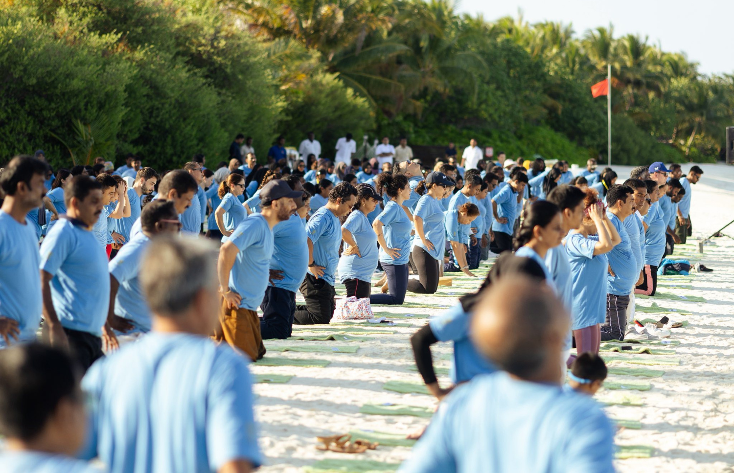 ތާޖު ރިސޯޓުގައި މިއަދު ޔޯގާ ހަރަކާތް ބާއްވަނީ.---ފޮޓޯ: އިންޑިއަން ހައި ކޮމިޝަން