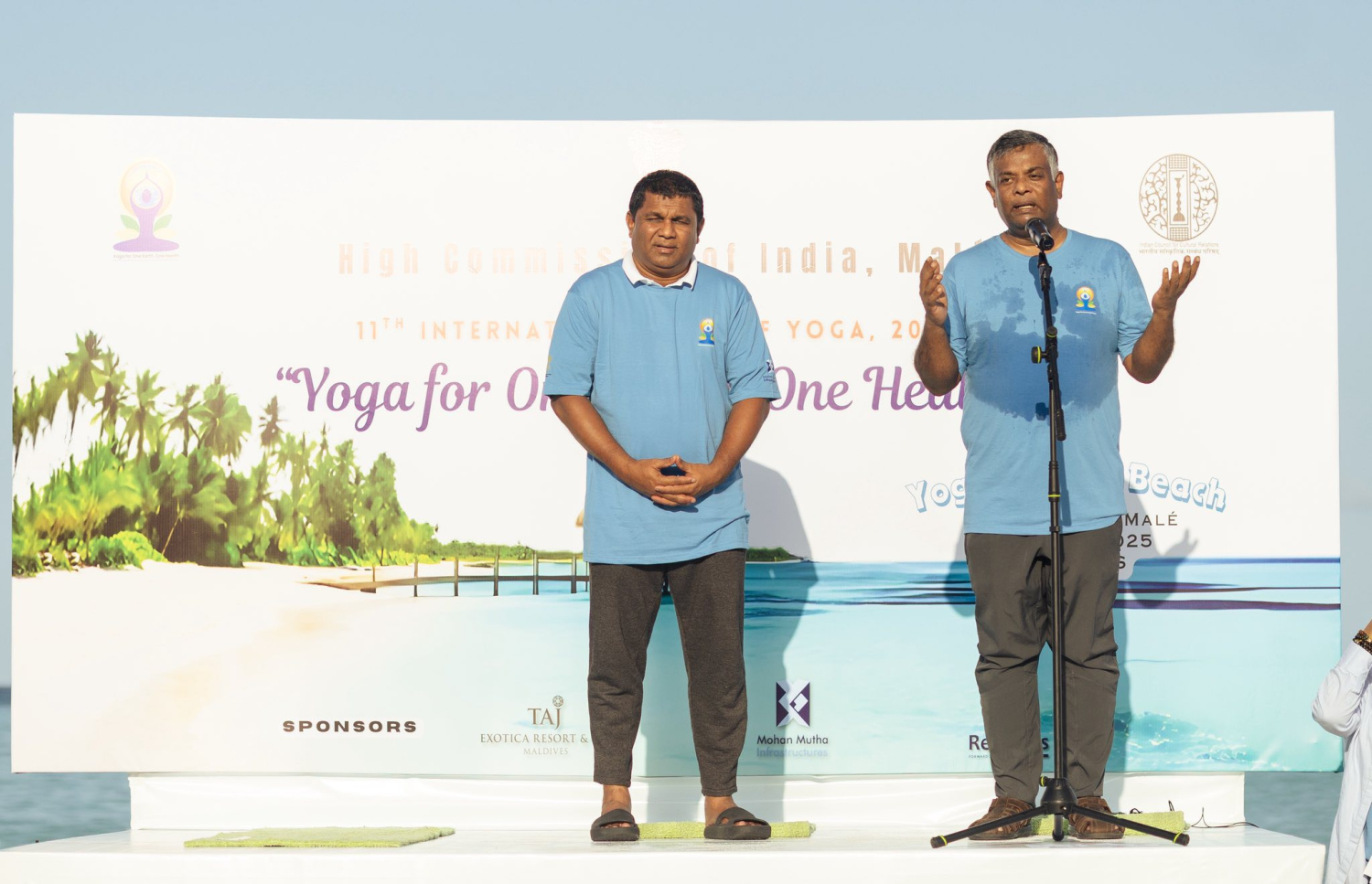 ތާޖު ރިސޯޓުގައި ބޭއްވި ޔޯގާ ދުވަހުގެ ހަރަކާތްތަކުގައި އިންޑިއާ ހައި ކޮމިޝަނަރު ޖީ. ބަލަސުބްރަމަނިއަމް އަދި އެ ހަރަކާތުގެ ޝަރަފުވެރި މެހުމާން ސްޕޯޓްސް މިނިސްޓްރީގެ ސްޓޭޓް މިނިސްޓަރު އާމިރު ބައިވެރިވެވަޑައިގަންނަވަނީ.---ފޮޓޯ: އިންޑިއަން ހައި ކޮމިޝަން