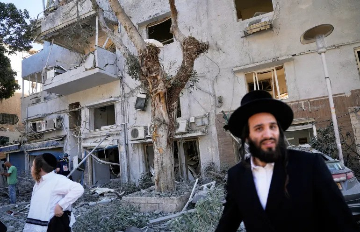 އިޒްރޭލްގެ ހައިފާގައި އިރާނުގެ ހަމަލާ އަމާޒުވި ސަރހައްދުގައި އާންމުންގެ ބަޔަކު ހަރަކާތްތެރި ވަނީ --- ފޮޓޯ: އޭޕީ