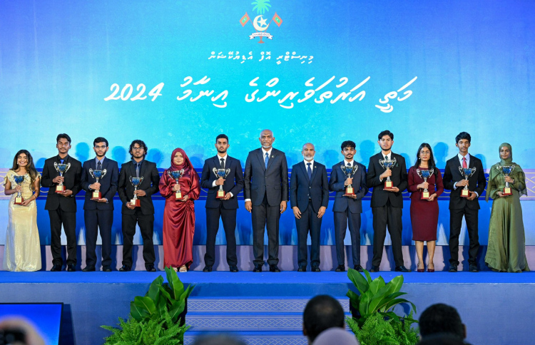 ރައީސްގެ ސްކޮލަޝިޕަށް ކުރިމަތިލާން ހުޅުވާލައިފި