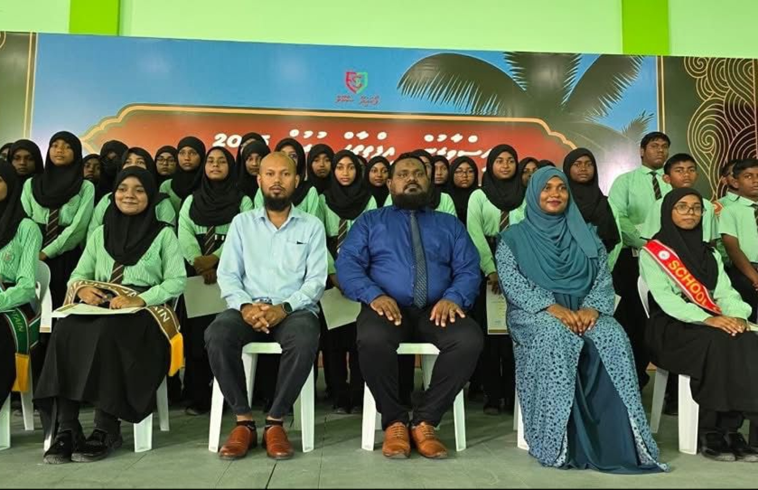 ފޯކައިދޫ ސްކޫލްގެ ޖަލްސާއެއް: މި ސްކޫލުގައި ގިނައީ ރަަށަށް ނިސްބަތްވާ ޓީޗަރުން.