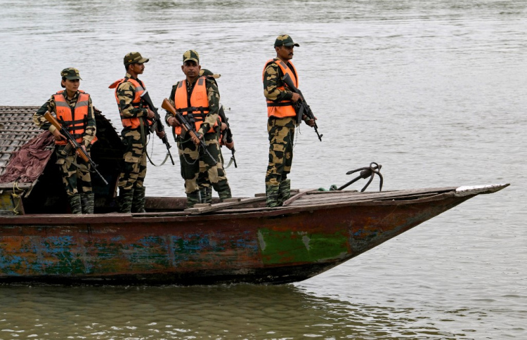 ގާނޫނާ ހިލާފަށް އިންޑިއާއިން މުސްލިމުން ޑީޕޯޓްކުރަނީ