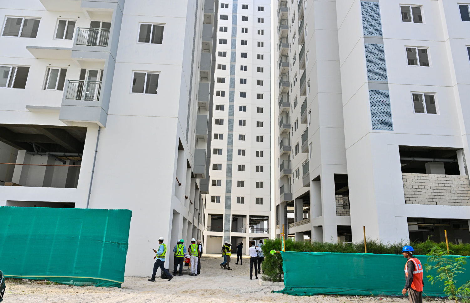 ގެދޮރުވެރިޔާ ސްކީމްގެ ދަށުން ސަރުކާރުން ހުޅުމާލެ 2 ގައި އިމާރާތް ކުރަމުން އަންނަ 4،000 ފްލެޓުގެ ތެރެއިން ނިމިފައިވާ ބައެއް ޓަވަރުތައް.---ފޮޓޯ: ރައީސް އޮފީސް