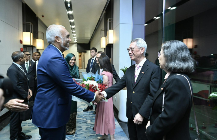 ރައީސްގެ ދެކަނބަލުން ސިންގަޕޫރަށް ވަޑައިގެންފި