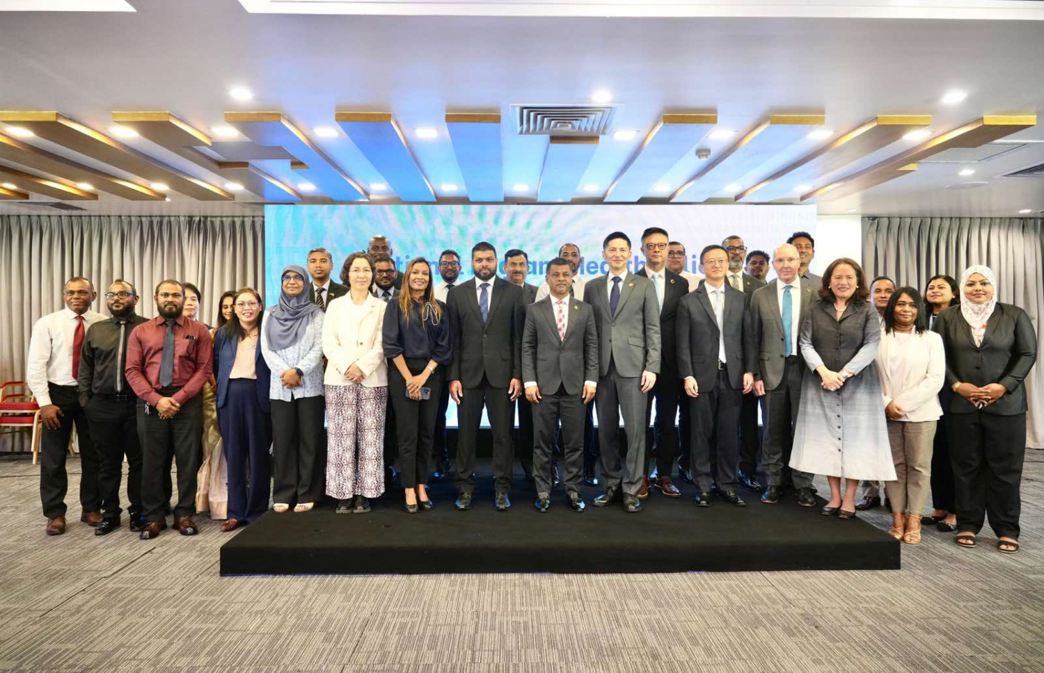 ބިދޭސީންގެ ސިއްހަތާ ގުޅޭ ގައުމީ ސިޔާސަތު ލޯންޗުކުރުމަށް މިއަދު ބޭއްވި ރަސްމިއްޔާތުގައި ބައިވެރިވެވަޑައިގެންނެވި ބޭފުޅުން.-- ފޮޓޯ: ހެލްތު މިނިސްޓްރީ