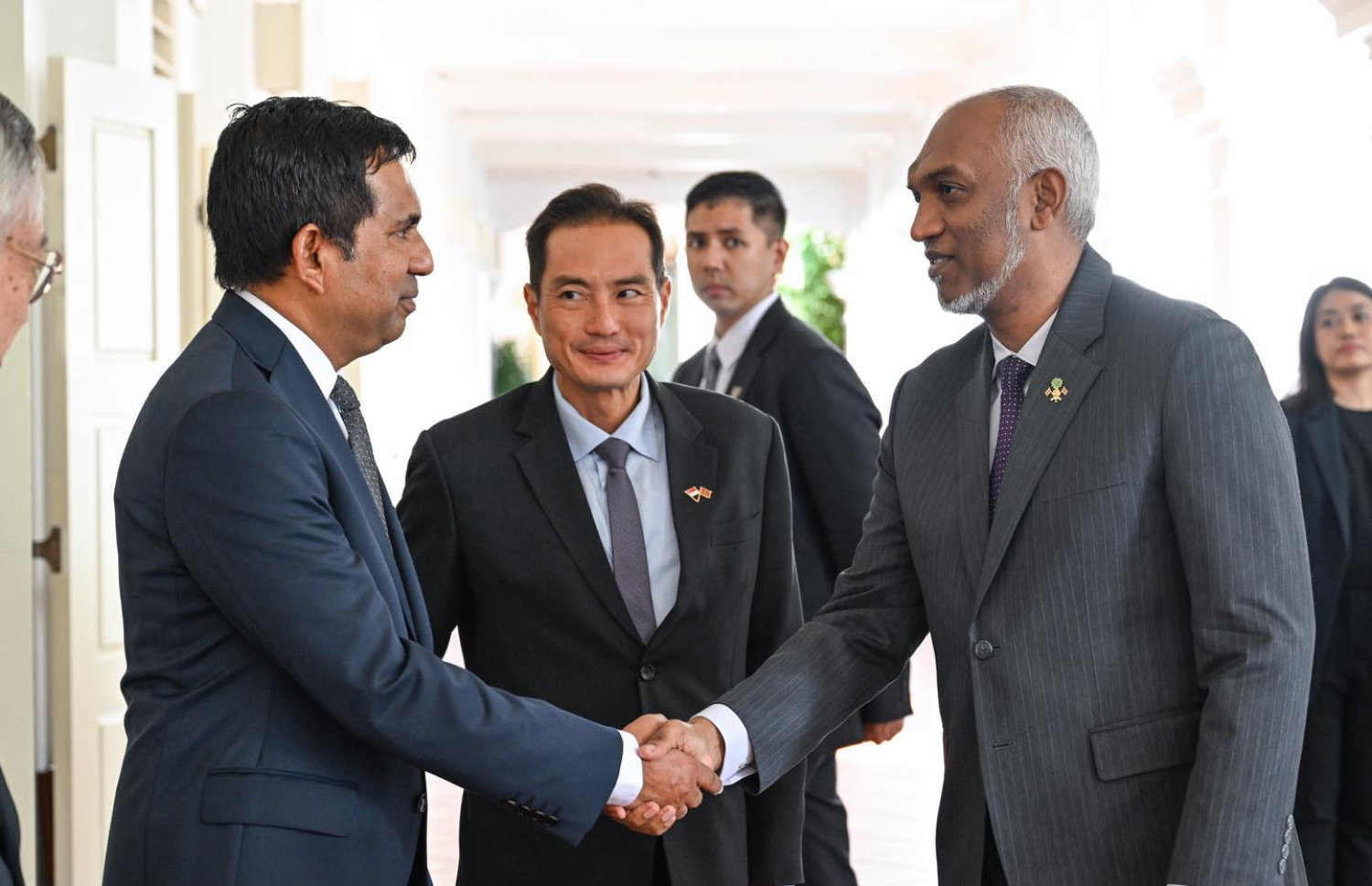 ސިންގަޕޫރުގައި ބޭއްވި އިންވެސްޓްމަންޓު ފޯރަމަށް ރައީސް މުއިއްޒު ވަޑައިގަތުމުން އިކޮނޮމިކް މިނިސްޓަރު ސައީދު މަރުހަބާ ދަންނަވަނީ.---ފޮޓޯ: ރައީސް އޮފީސް