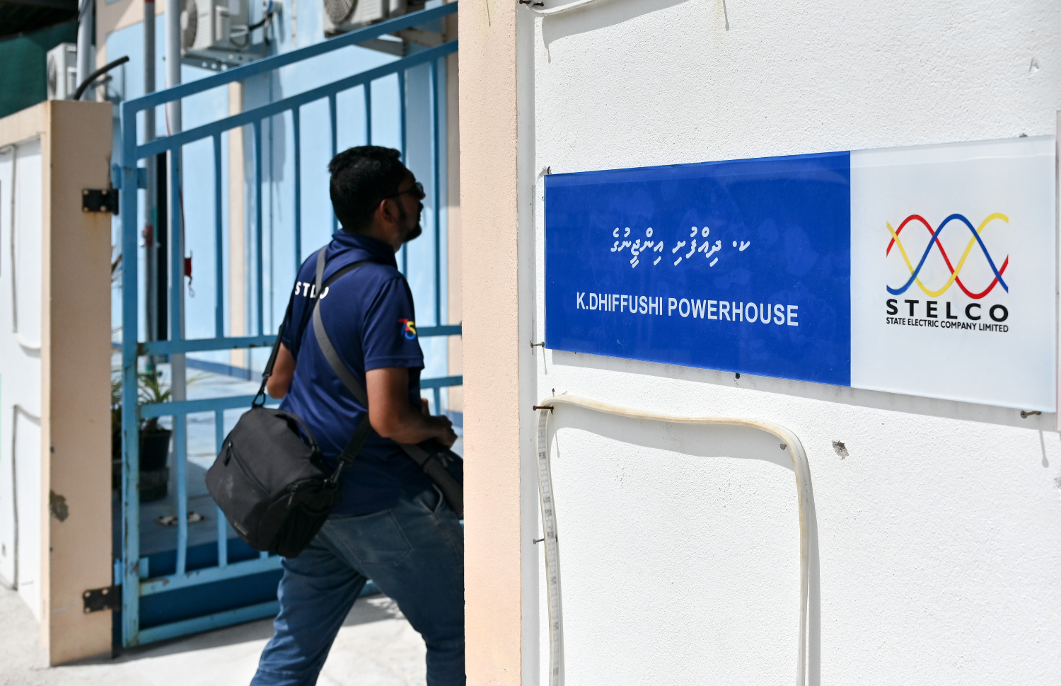 ސްޓެލްކޯއިން ދިއްފުށީގައި މިހާރު ހިންގާ އިންޖީނުގެއަށް އެ ކުންފުނީގެ މުވައްޒަފަކު ވަންނަނީ- ފޮޓޯ: ނިޝާން އަލީ / މިހާރު