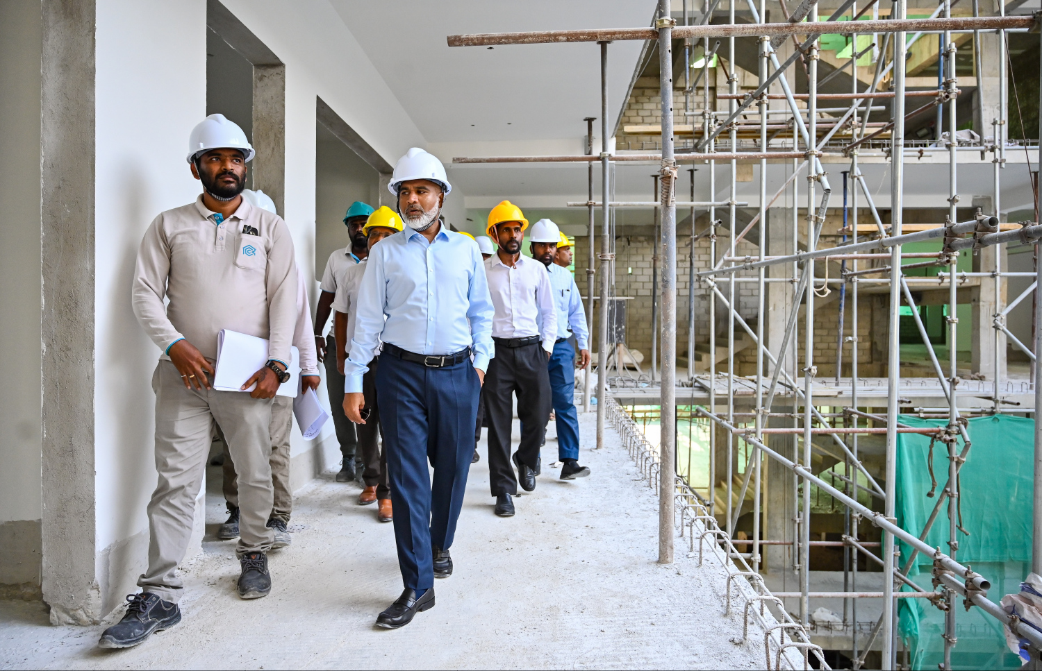 ހުޅުމާލެ 2ގައި އަލަށް އިމާރާތް ކުރަމުން އަންނަ "ޝަހީދު އަލީ ސްކޫލް"ގެ މަސައްކަތްތައް މިނިސްޓަރު އިސްމާއިލް ޝަފީއު ބައްލަވާލައްވަނީ --- ފޮޓޯ: ފަޔާޒު މޫސާ | މިހާރު