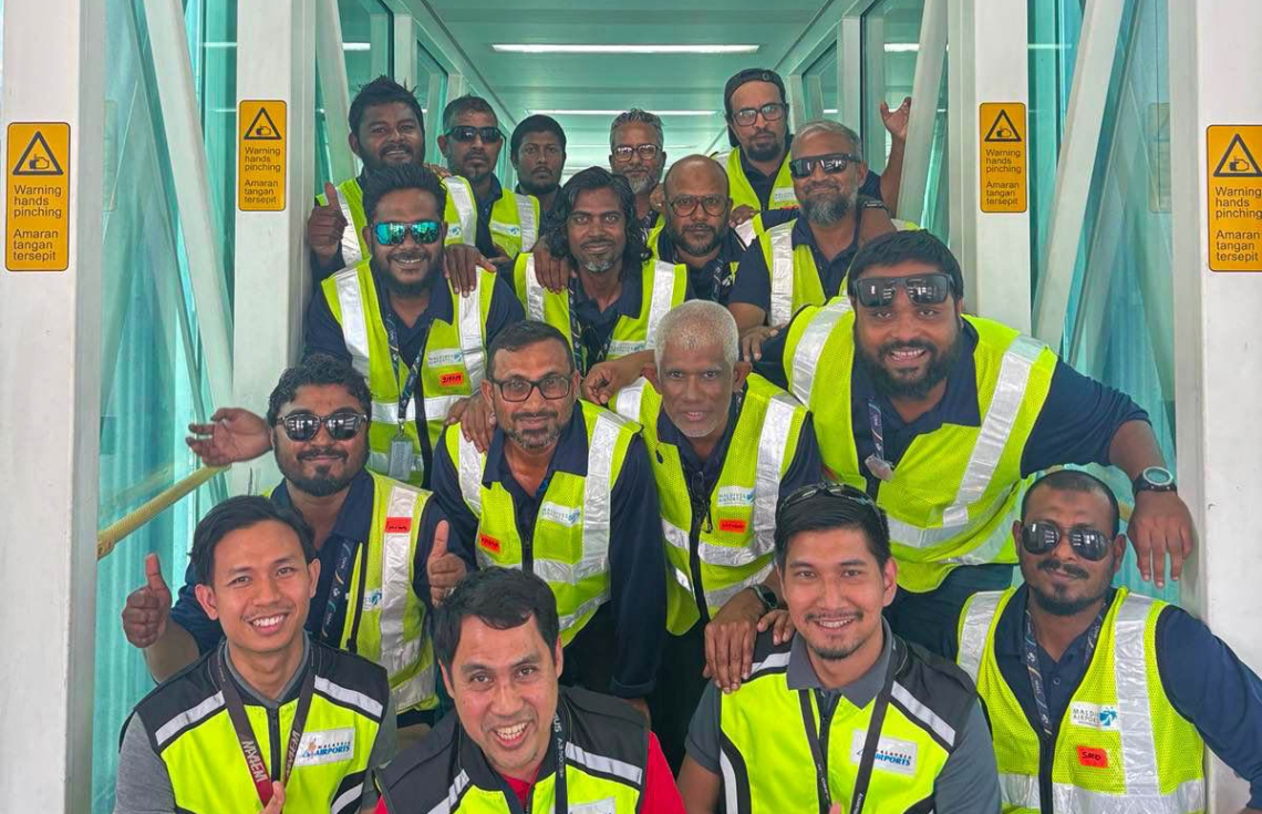 ވެލާނާ އިންޓަނޭޝަނަލް އެއާޕޯޓުގެ އާ ޓާމިނަލްގެ ޕެސެންޖާ ބޯޑިން ބްރިޖުތަކަށް ހާއްސަކުރި މުވައްޒަފުން މެލޭޝިއާގައި ތަމްރީނު ފުރިހަމަ ކުރުމަށް ފަހު ފޮޓޯއަކަށް ތައްޔާރު ވެގެން.---ފޮޓޯ: އެމްއޭސީއެލް