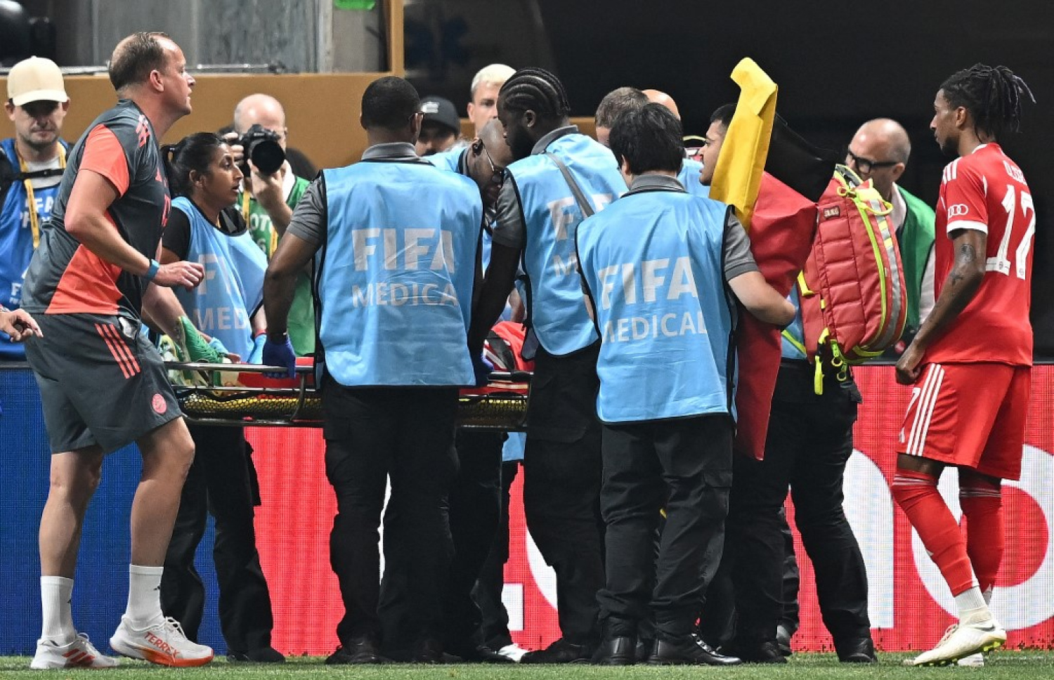 މުސިއާލާ އަށިގަނޑަށްލައިގެން ދަނޑުން ބަލާނީ --- ފޮޓޯ: އޭއެފްޕީ