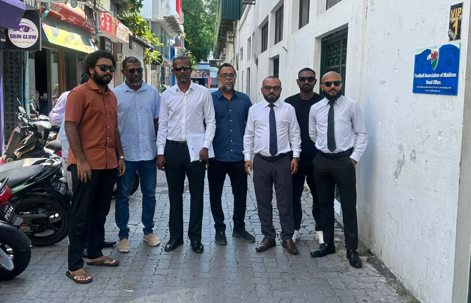 އެފްއޭއެމްގެ އިންތިހާބުގައި ފޯމު ހުށަހަޅަން ތޯރިގާއި އޭނާގެ ޓީމުގެ ބައެއް މެންބަރުން މިއަދު އެފްއޭއެމްގެ ވަގުތީ އޮފީސް ހިންގާ ގަލޮޅު ދަނޑު ކައިރީގައި