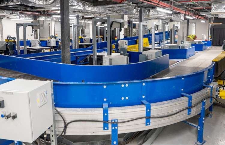 އާ ޓާމިނަލާއެކު ތްރީ-ޑީ ސްކްރީނިން މެޝިން ބޭނުންކުރަނީ