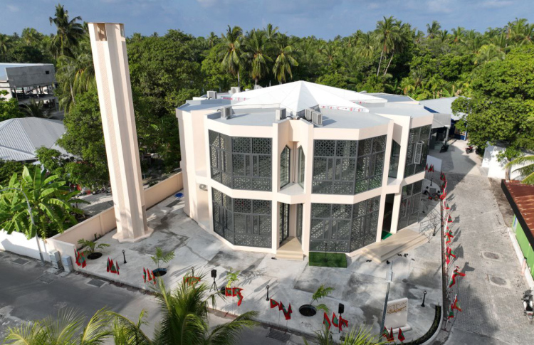 މިސްކިތެއްގައި ކުދިންތަކެއް ނަށާ ވީޑިއޯއެއް