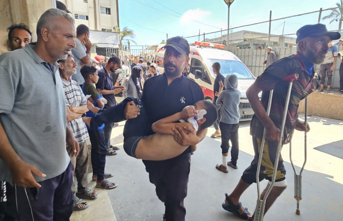 ފަލަސްތީނުގެ ޣައްޒާގައި އިއްޔެ ދިން ހަމަލާއެއްގައި ޒަހަމްވި ކުއްޔަކަށް ފަރުވާދޭން ހޮސްޕިޓަލަށް ގެންދަނީ. -- ފޮޓޯ: އޭއެފްޕީ