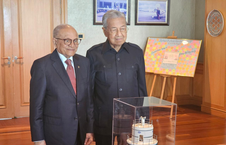 މަހާތީރުގެ އުފަންދުވަހުގެ ހަދިޔާއަކަށް މުންނާރުގެ މޮޑެލް