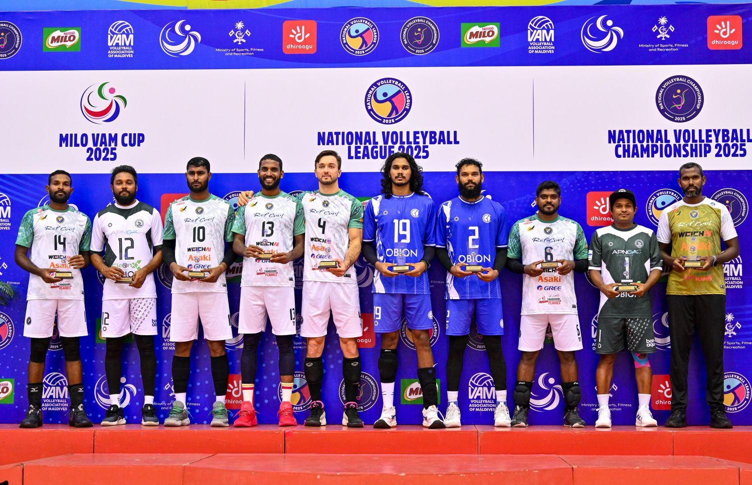 ލީގުގެ އިންޑިވިޖުއަލް އެވޯޑްތައް ހޯދި ކުޅުންތެރިންނާއި ކޯޗު.-- ފޮޓޯ: ފަޔާޒު މޫސާ/ މިހާރު