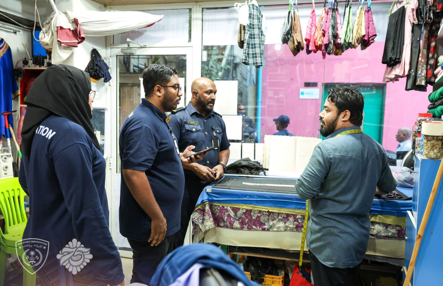 ގަވާއިދާ ހިލާފަށް އުޅޭ ބިދޭސީން ހުއްޓުވުމަށް އިއްޔެ ކުރިއަށްގެންދިޔަ އޮޕަރޭޝަނުގައި ބިދޭސީންނާ ސުވާލު ކުރަނީ -- ފޮޓޯ: އިމިގްރޭޝަން