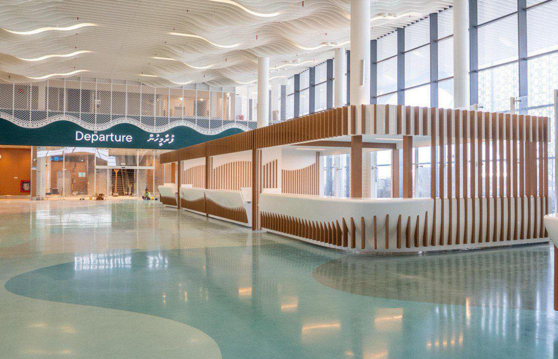 ވެލާނާ އިންޓަނޭޝަނަލް އެއާޕޯޓުގެ އާ ޓާމިނަލް ހުޅުވުމުގެ ފަހުގެ ތައްޔާރީތައް. ރާއްޖޭގެ މިނިވަންކަމަށް 60 އަހަރު ފުރޭ މުނާސަބަތާ ދިމާކޮށް މި މަހު 26 ގައި މި ޓާމިނަލް ހުޅުވާނެ.-- ފޮޓޯ: އެމްއޭސީއެލް