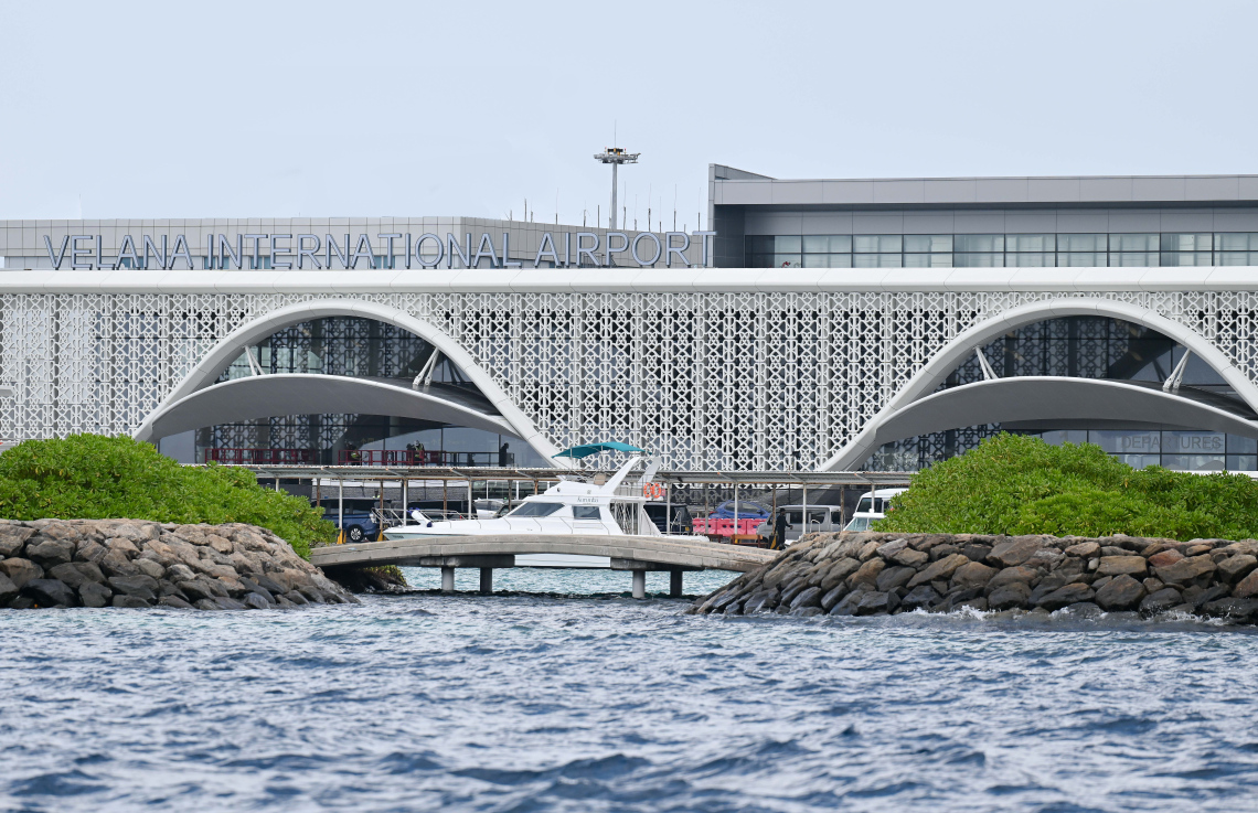 ވެލާނާ އިންޓަނޭޝަނަލް އެއާޕޯޓުގެ އާ ޓާމިނަލް ހުޅުވުމުގެ ފަހުގެ ތައްޔާރީތައް. ރާއްޖޭގެ މިނިވަންކަމަށް 60 އަހަރު ފުރޭ މުނާސަބަތާ ދިމާކޮށް މި މަހު 26 ގައި މި ޓާމިނަލް ހުޅުވާނެ.-- ފޮޓޯ: ނިޝާން އަލީ | މިހާރު