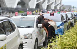 އެއާޕޯޓު ޓެކްސީ ލައިނުން މީހަކު ކާރެއް ލިބޭތޯ މަސައްކަތްކުރަނީ: ޓެކްސީ ލައިނަށް ކުރިމަތިލީ 366 މީހުން ކަމަށް އެމްޓީސީސީން ބުނޭ --- މިހާރު ފޮޓޯ/ނިޝާން އަލީ