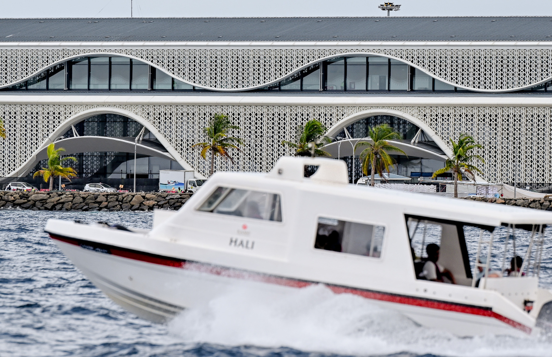 ވެލާނާ އިންޓަނޭޝަނަލް އެއާޕޯޓުގެ އާ ޓާމިނަލް ހުޅުވުމުގެ ފަހުގެ ތައްޔާރީތައް. ރާއްޖޭގެ މިނިވަންކަމަށް 60 އަހަރު ފުރޭ މުނާސަބަތާ ދިމާކޮށް މި މަހު 26 ގައި މި ޓާމިނަލް ހުޅުވާނެ.-- ފޮޓޯ: ނިޝާން އަލީ | މިހާރު