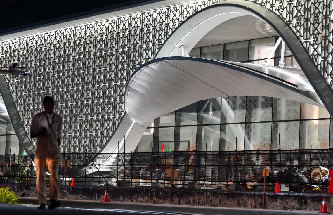 ވެލާނާ އިންޓަނޭޝަނަލް އެއާޕޯޓުގެ އާ ޓާމިނަލް ހުޅުވުމުގެ ފަހުގެ ތައްޔާރީތައް. ރާއްޖޭގެ މިނިވަންކަމަށް 60 އަހަރު ފުރޭ މުނާސަބަތާ ދިމާކޮށް މި މަހު 26 ގައި މި ޓާމިނަލް ހުޅުވާނެ.-- ފޮޓޯ: ނިޝާން އަލީ | މިހާރު