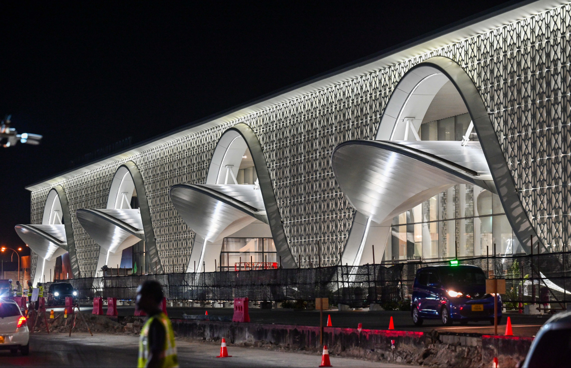 ވެލާނާ އިންޓަނޭޝަނަލް އެއާޕޯޓުގެ އާ ޓާމިނަލް ހުޅުވުމުގެ ފަހުގެ ތައްޔާރީތައް. ރާއްޖޭގެ މިނިވަންކަމަށް 60 އަހަރު ފުރޭ މުނާސަބަތާ ދިމާކޮށް މި މަހު 26 ގައި މި ޓާމިނަލް ހުޅުވާނެ.-- ފޮޓޯ: ނިޝާން އަލީ | މިހާރު