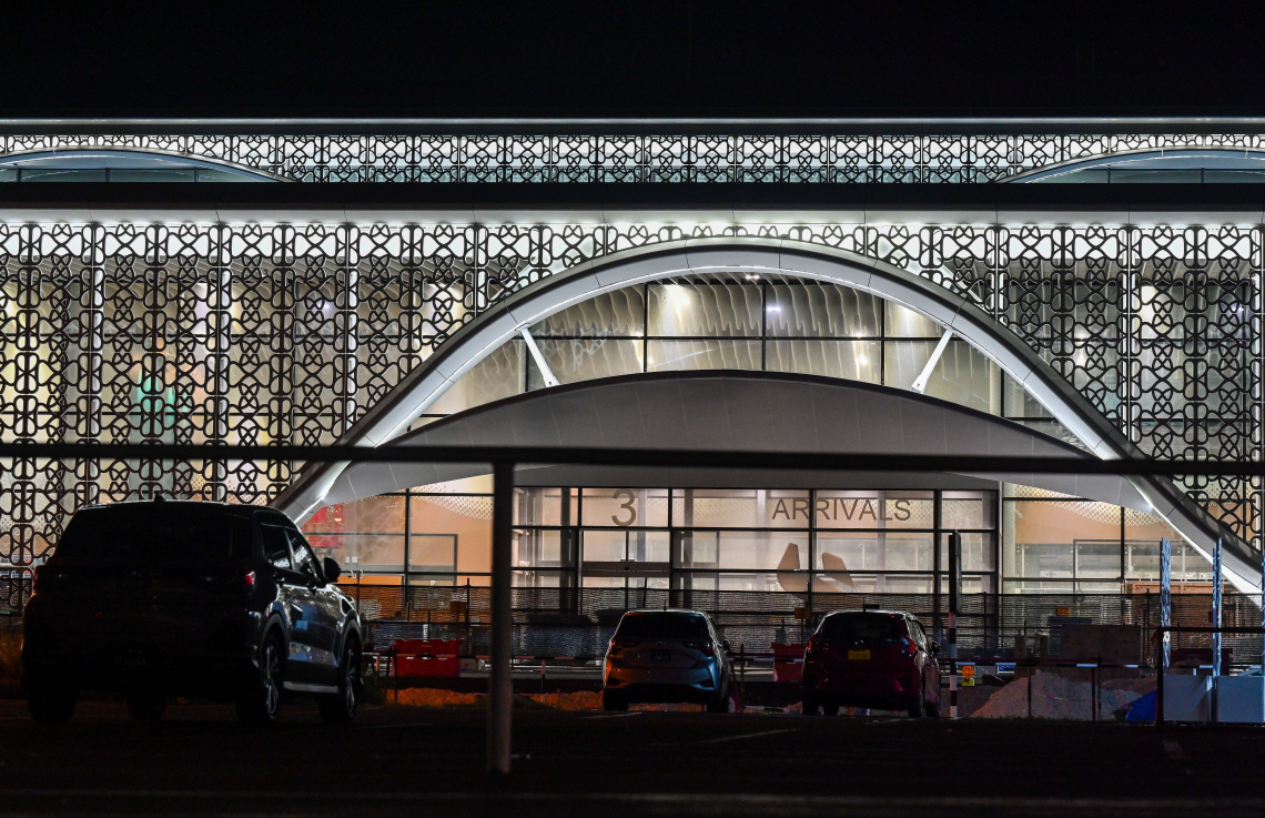 ވެލާނާ އިންޓަނޭޝަނަލް އެއާޕޯޓުގެ އާ ޓާމިނަލް ހުޅުވުމުގެ ފަހުގެ ތައްޔާރީތައް. ރާއްޖޭގެ މިނިވަންކަމަށް 60 އަހަރު ފުރޭ މުނާސަބަތާ ދިމާކޮށް މި މަހު 26 ގައި މި ޓާމިނަލް ހުޅުވާނެ.-- ފޮޓޯ: ނިޝާން އަލީ | މިހާރު