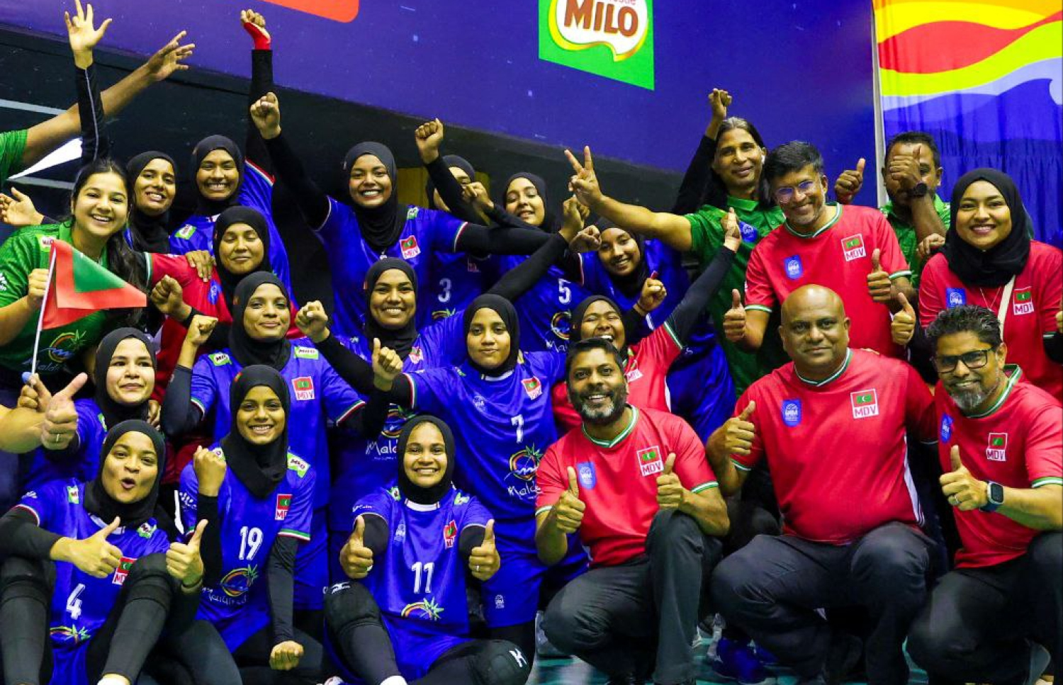 ގައުމީ އަންހެން ވޮލީ ޓީމާ އެކު ރާފިއު އާއި ތޮލާލް އަދި ވީއޭއެމްގެ ރައީސް ލަތީފު --- ފައިލް ފޮޓޯ: ސްޕޯޓްސް މިނިސްޓްރީ