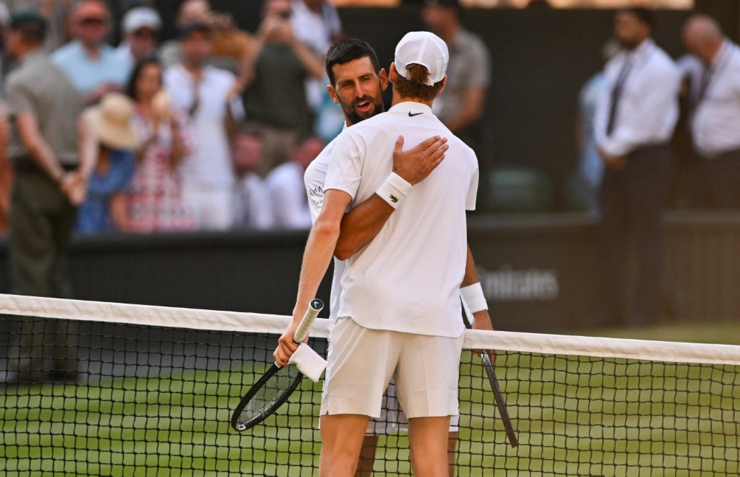 ސެމީ ފައިނަލް މެޗަށް ފަހު ސިނާ އާއި ޖޮކޮވިޗް.-- ފޮޓޯ: އޭއެފްޕީ