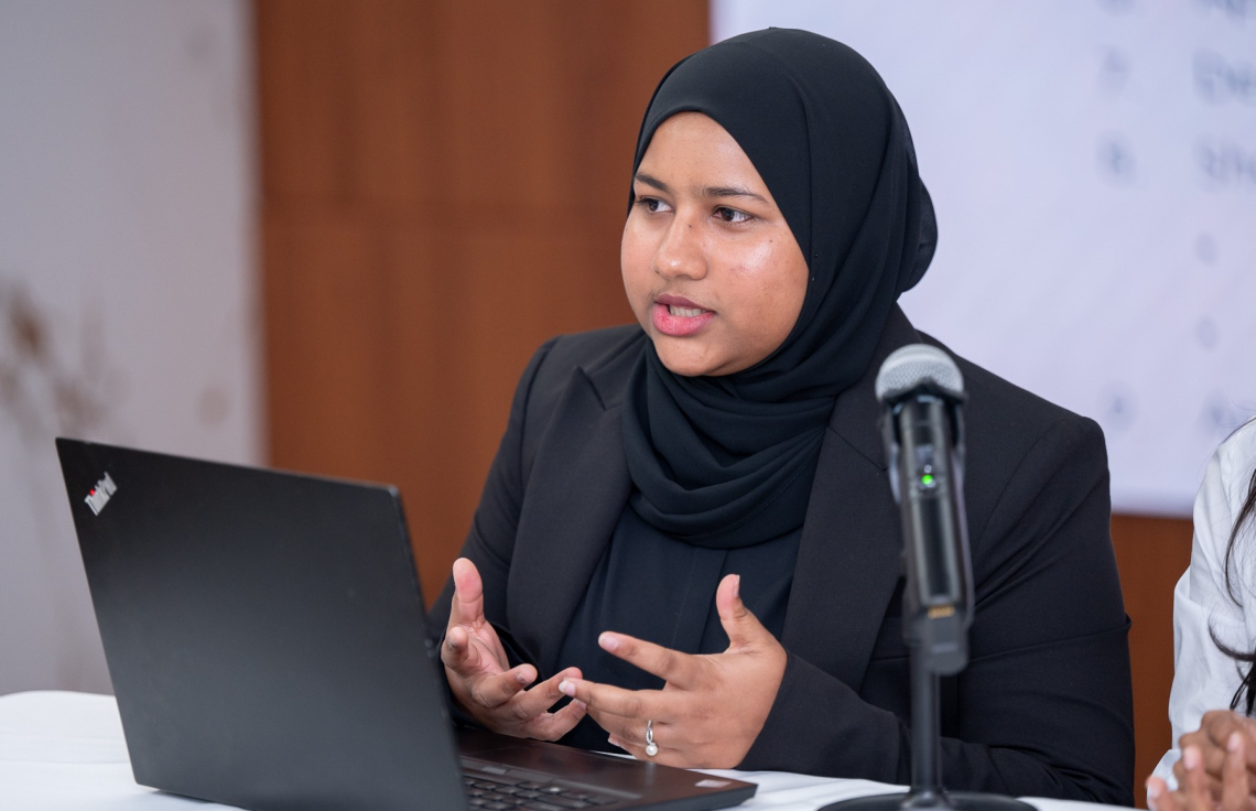 ފަސްޓް ނެޝަނަލްގެ "މަނީ މާކެޓް އެންޑް ސޭވިން ފަންޑް" އާ ގުޅޭ ގޮތުން މައުލޫމާތު ދެނީ. -- ފޮޓޯ: ފަސްޓް ނެޝަނަލް